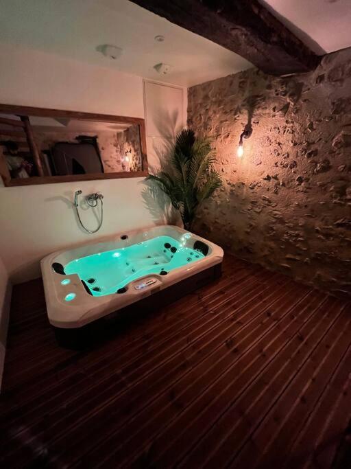 Maison Suspendue Avec Jacuzzi Privatif 퐁텡로양 외부 사진